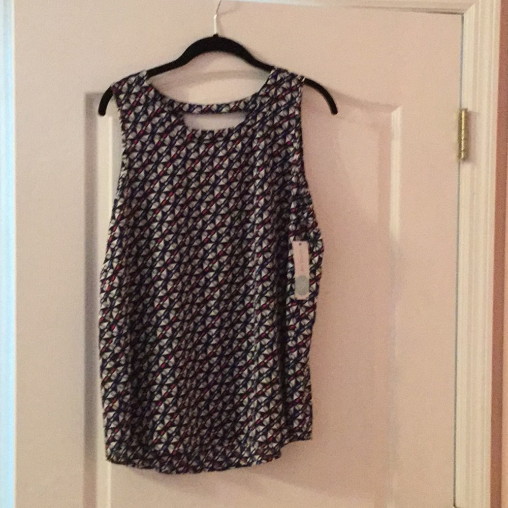 Sleeveless blouse with geometric design